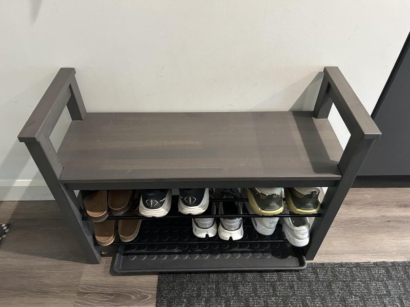 Bench with shoe storage / Banc range-chaussures