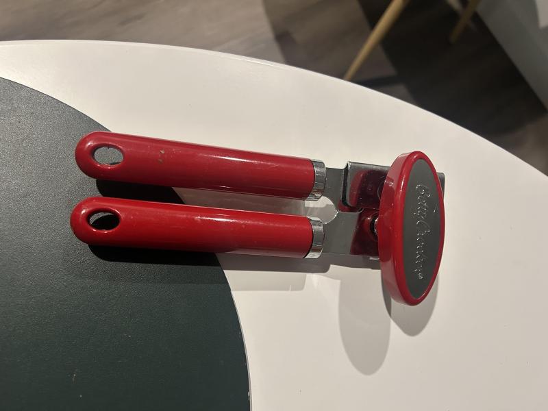 can opener / ouvre-boîte