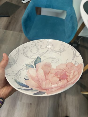 Fine Ceramic Dinnerware Pieces / Lot de vaisselle en céramique fine