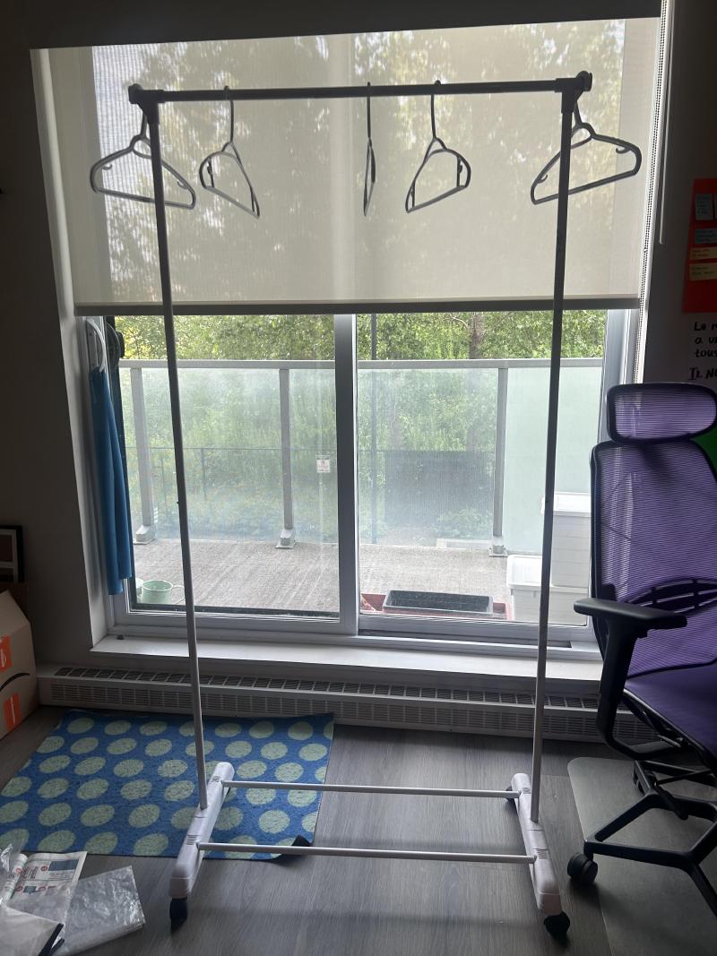 Portant à vêtements sur roulettes / Garment Rack