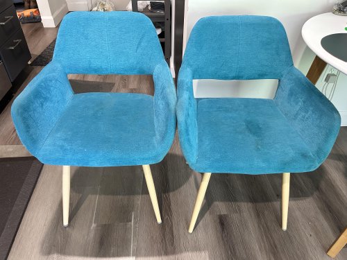 Set of Chairs / Ensemble de Chaises 