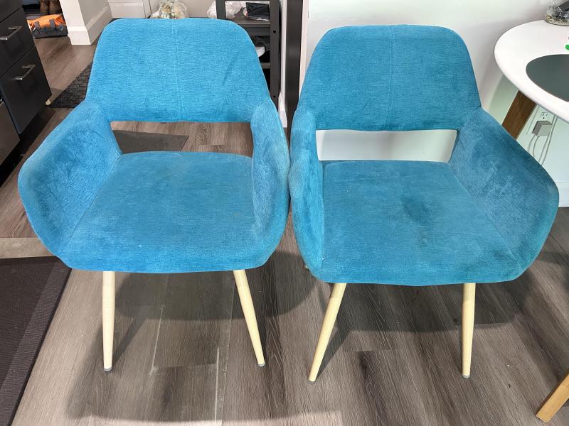 Set of Chairs / Ensemble de Chaises 